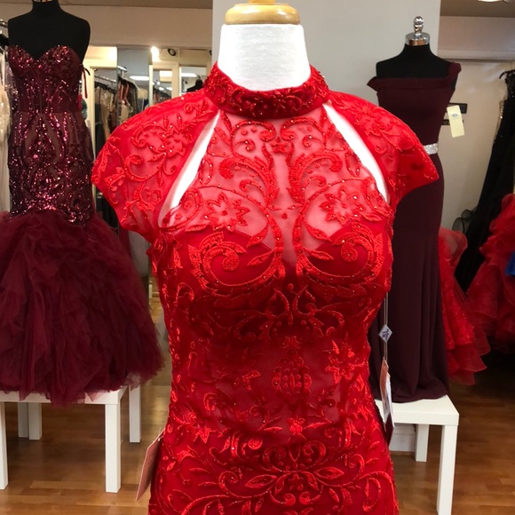 ✔️ Red prom dress adorned with beads - Picture 2 of 8